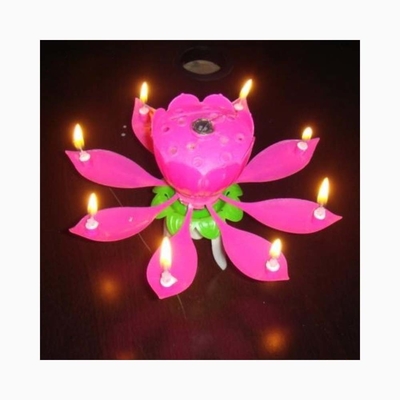 多彩の花の形状の花火 誕生日ケーキのろうそく 旋回する音楽 誕生日ケーキのろうそく