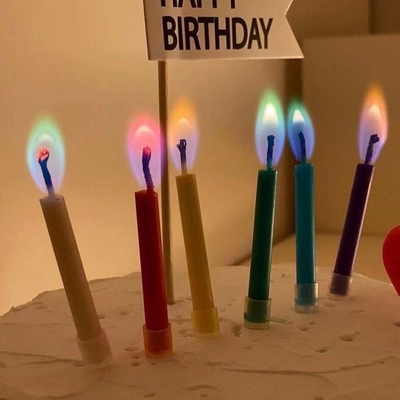 パーティの飾り付けや誕生日祝いのためのクリエイティブな虹の炎のろうそく